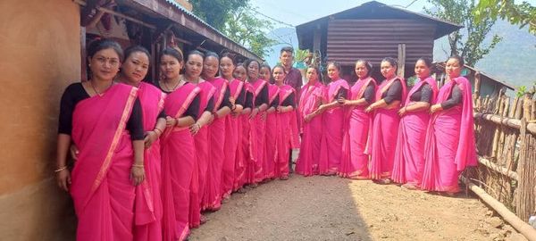 पाेशाकमा उपस्थित सदस्यहरुकाे केन्द्र बैठक (नमुना केन्द्र निर्माण गर्ने प्रयास) शाखा :- मुग्लीन चितवन